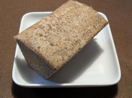 白磁の角皿のコーヒーのバウムクーヘン 洋菓子,焼き菓子,スイーツの写真素材