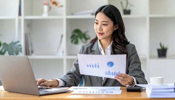 資料作成・分析をするビジネスマンの写真