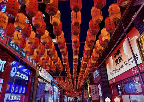 ランタンと商店 ストリート,看板,町並みの写真素材