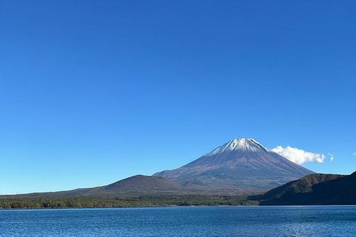 秋晴れの富士山 富士山,本栖湖,自然の写真素材