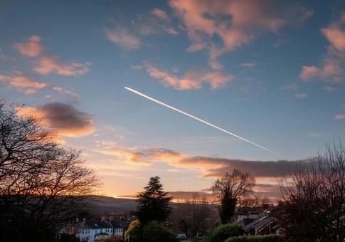 夕焼け空に白い飛行機雲 夕焼け空に白い飛行機雲の写真