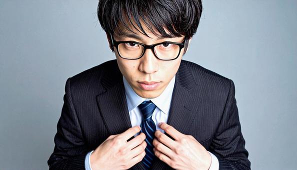 眼鏡をかけた知的で真面目そうな若い男性の写真