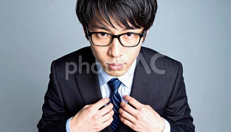 眼鏡をかけた知的で真面目そうな若い男性 眼鏡,真面目,誠実の写真素材