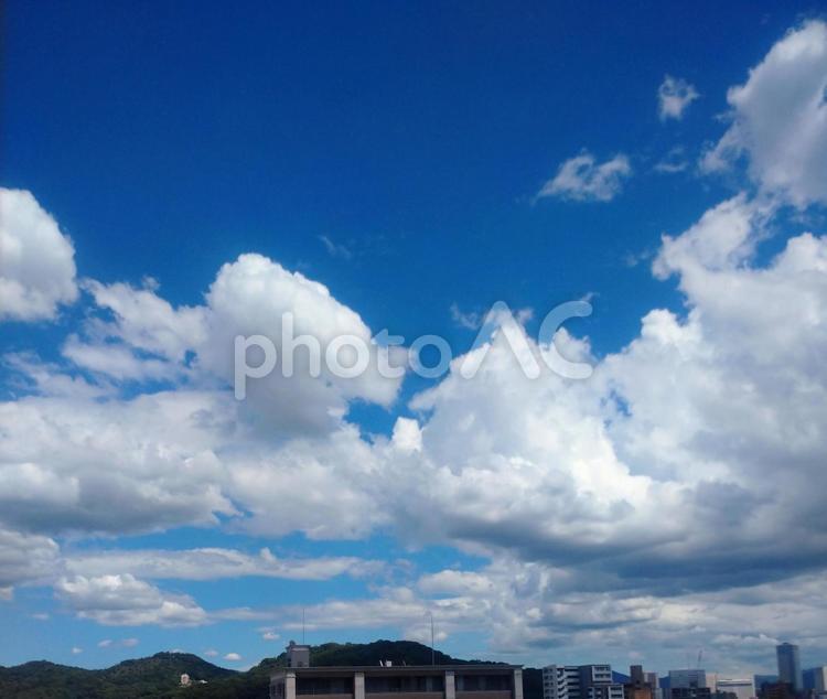 ７月の青い空と白い雲 空,雲,青空の写真素材