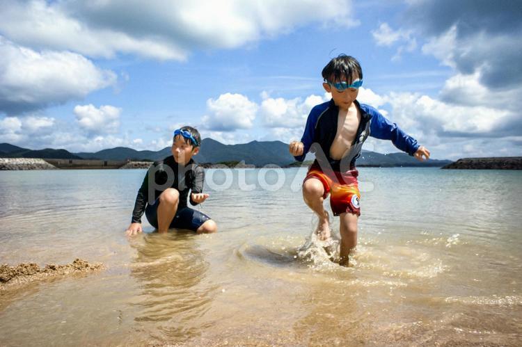 ＜素材＞夏の海へ泳ぎにきて元気に遊ぶ兄弟 子供,泳ぐ,海水浴の写真素材