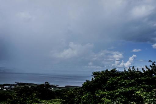 <素材>遠くの街や海に雨が降り注ぐ風景 <素材>遠くの街や海に雨が降り注ぐ風景 風景,空,雨の写真素材