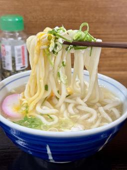月見うどん 月見うどん 競馬場,賭場,月見うどんの写真素材