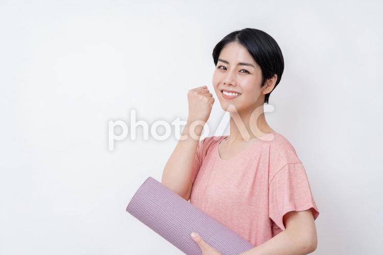 ガッツポーズのヨガインストラクターの女性 ヨガ,ガッツポーズ,フィットネスの写真素材