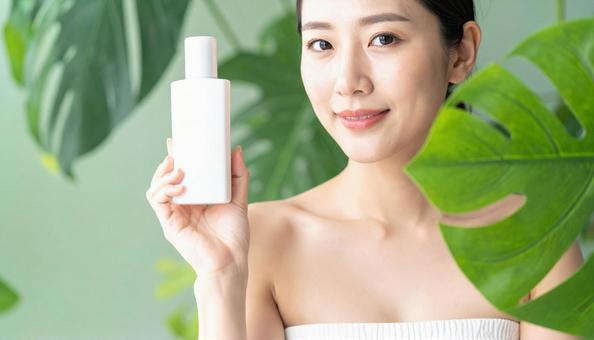 保湿ケアをする若い日本人女性 保湿ケアをする若い日本人女性の写真