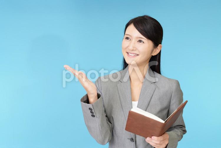 スケジュールを確認するビジネスウーマン 女性,ビジネスウーマン,女の写真素材