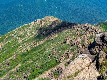 至仏山頂直下の稜線 至仏山頂直下の稜線 尾瀬,尾瀬ヶ原,至仏山の写真素材