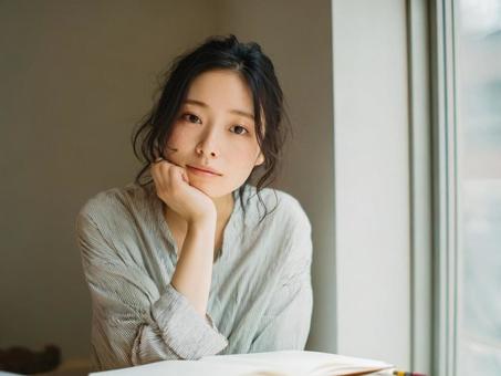 顎に手を当てている女性 顎に手を当てている女性の写真