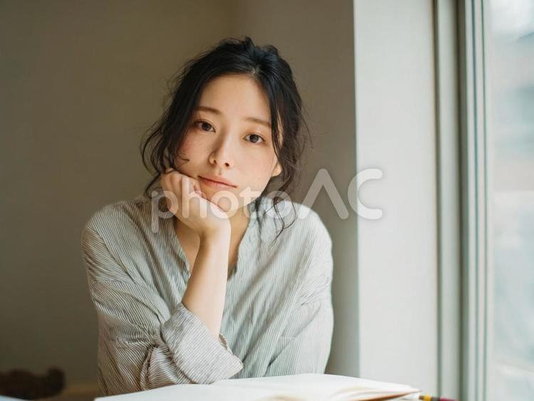 顎に手を当てている女性 女性,若い,見つめるの写真素材