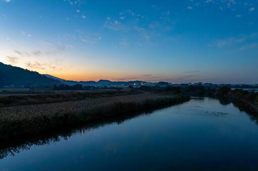 山に沈む夕日 夕焼け,夕方,夕日の写真素材