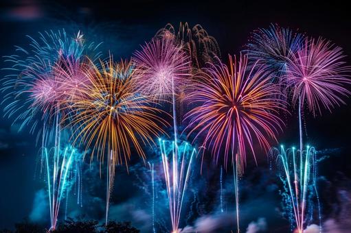 夜空に広がるカラフルな打ち上げ花火 夜空に広がるカラフルな打ち上げ花火の写真