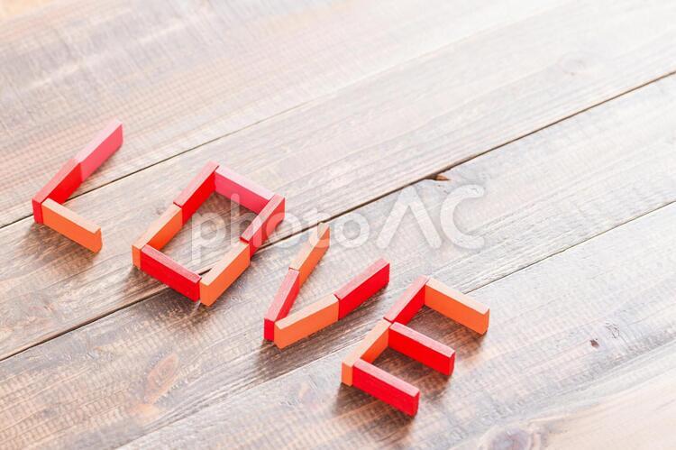 積木で作ったloveの文字 love,アルファベット,コピースペースの写真素材
