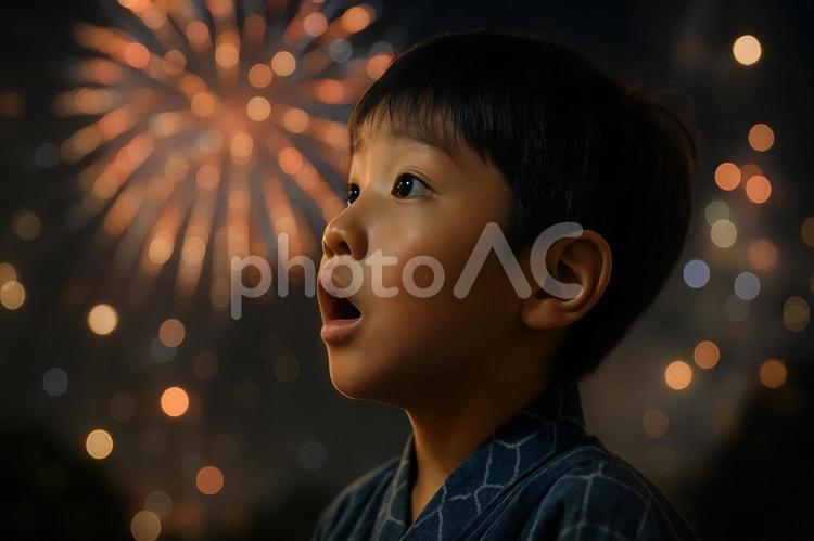 驚いた表情で花火を見る男の子 日本,男の子,子どもの写真素材