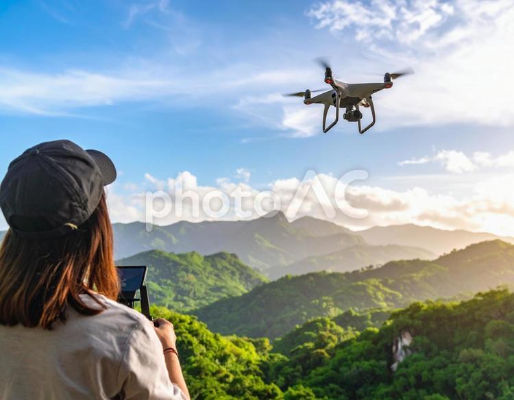 自然の中でドローンと操縦をする人 ドローン,操縦,空の写真素材