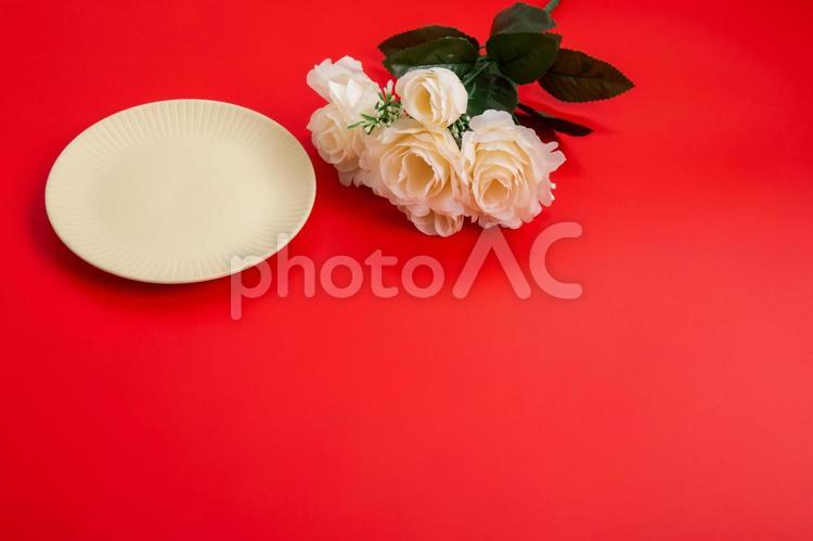 赤いクロスに置かれたバラとお皿 皿,花,フラワーの写真素材