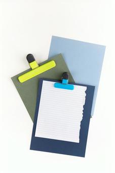 クリップで挟んだ色つきの紙 クリップで挟んだ色つきの紙 モックアップ,物撮り,紙の写真素材
