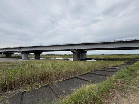 河川敷と大きな橋 河川敷と大きな橋 河川敷,橋,水辺の写真素材