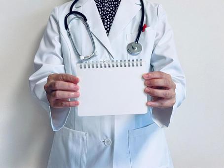 白紙のノートを持つ女性医師 女医,ドクター,医師の写真素材