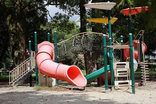 大型遊具のある緑の樹々の森のある公園 大型,遊具,緑の写真素材