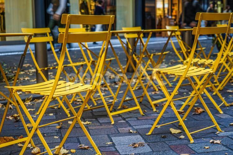 黄色いイスのイメージ イス,ベンチ,丸の内の写真素材