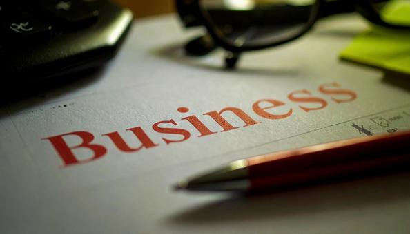 BUSINESSと赤字で書かれた画用紙 BUSINESSと赤字で書かれた画用紙の写真