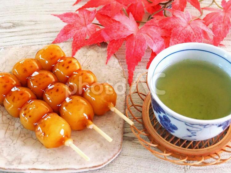 みたらし団子とお茶 秋 ティータイム みたらし団子,お茶,和菓子の写真素材