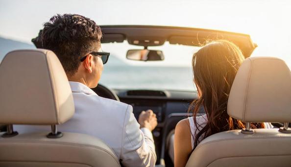 オープンカーに乗ってデートするカップル  オープンカーに乗ってデートするカップル の写真