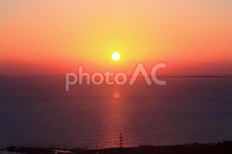 海から昇る太陽と島と鉄塔 太陽,初日の出,朝日の写真素材