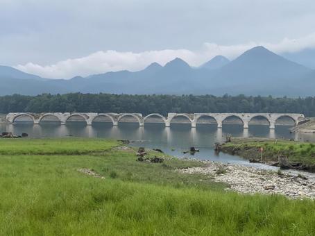草原から見るタウシュベツ川橋梁 草原から見るタウシュベツ川橋梁の写真