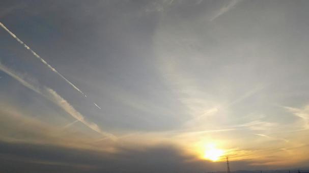 飛行機雲と太陽 飛行機雲と太陽の写真