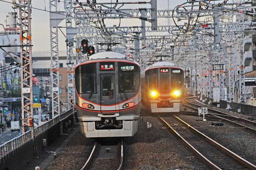 電車　３２３系　大阪環状線 乗合,旅客,のりものの写真素材