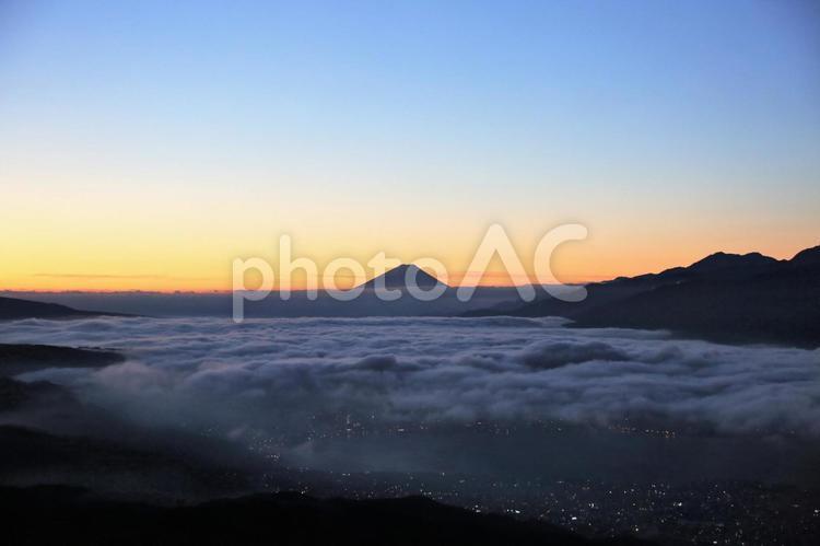 夕暮れと富士山２ 富士山,山,自然の写真素材