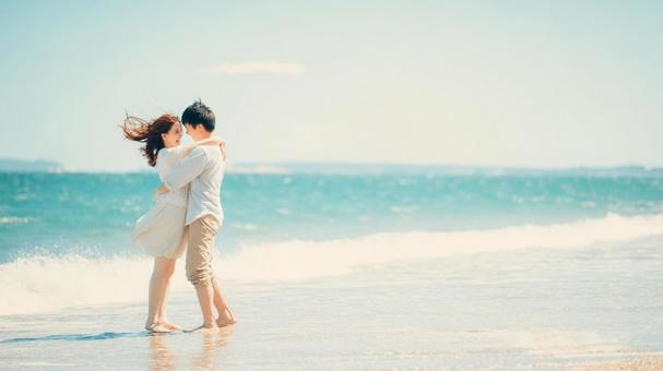 風と笑顔のハグの写真