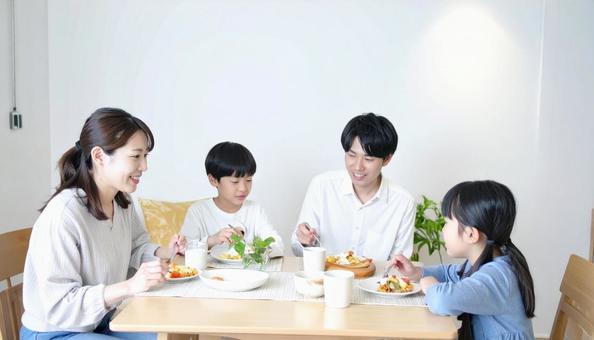 家族で囲む幸せな食事の時間 家族で囲む幸せな食事の時間の写真