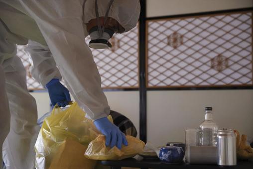 ゴミ屋敷清掃現場の防護服作業員 特殊清掃,清掃作業,清掃サービスの写真素材