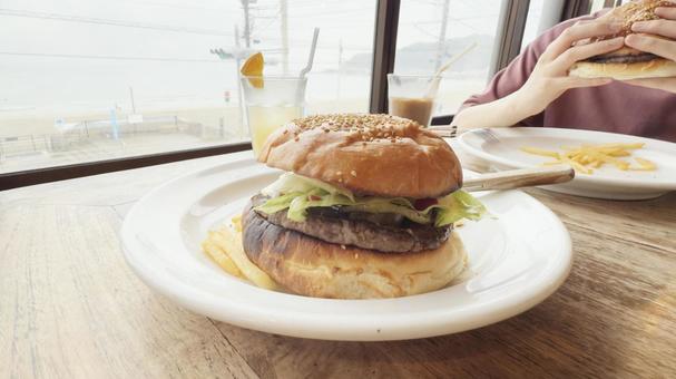 海沿い鎌倉のテラスで食べたハンバーガー 海沿い鎌倉のテラスで食べたハンバーガー ハンバーガー,カフェ,テラスの写真素材
