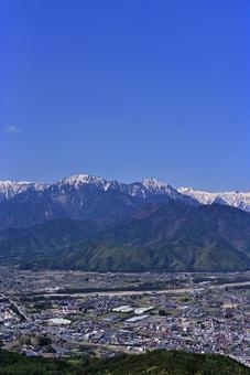 鷹狩山から見た大町市と北アルプスの山々 鷹狩山から見た大町市と北アルプスの山々 北アルプス,山岳,三ッ岳の写真素材