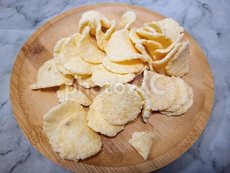 お皿の上のポテトチップス ポテトチップス,ポテト,お菓子の写真素材