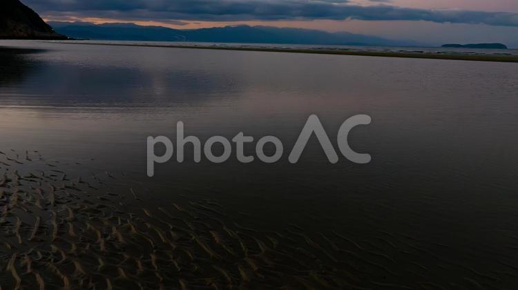 波の記憶をなぞる朝 波,浜,朝の写真素材