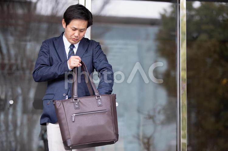 カジュアルビジネスの会社員 忘れ物,バッグ,もの忘れの写真素材