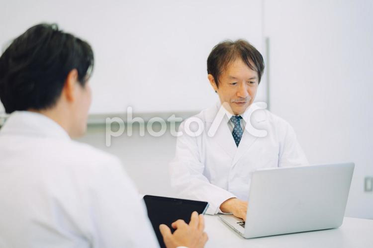 医療カンファレンス（医師2人） カンファレンス,打ち合わせ,医師の写真素材