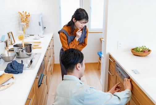 業者にキッチンのトラブルをみてもらう主婦 業者にキッチンのトラブルをみてもらう主婦 リノベーション,メンテナンス,トラブルの写真素材
