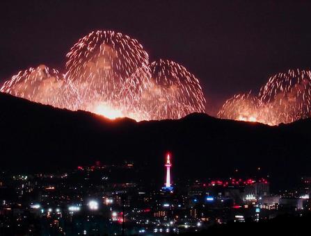 京都東山に咲く花火 京都東山に咲く花火の写真
