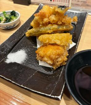 天ぷら盛り合わせと天つゆ 天ぷら盛り合わせと天つゆ 天ぷら,天ぷら盛り合わせ,和食の写真素材