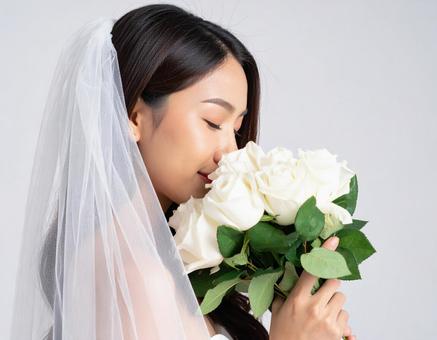 ウエディングドレスを着た女性 白い花6 ウエディングドレスを着た女性 白い花6の写真