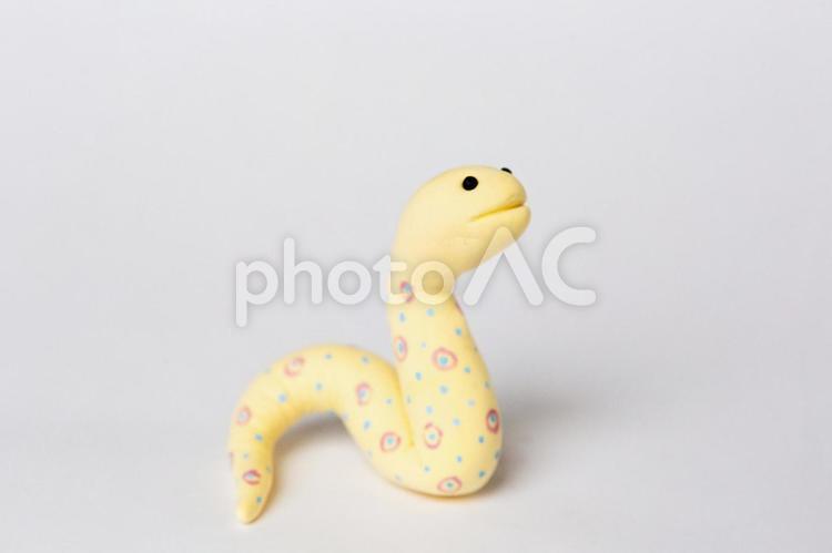 紫と水色のドットのあるクリーム色の蛇の横顔 蛇,クレイアート,動物の写真素材